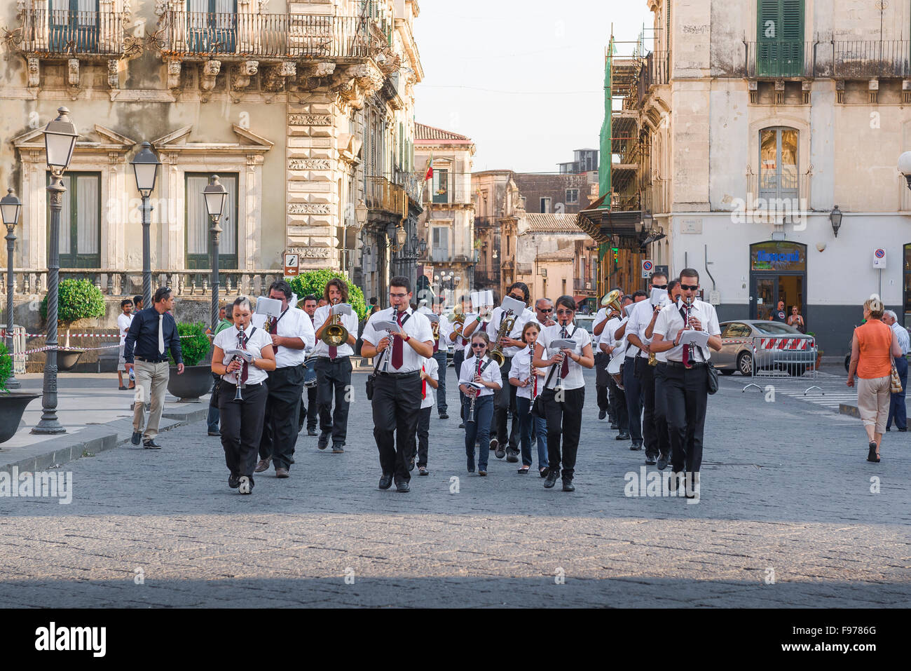 Communauté de la Sicile, une fanfare passe à travers la Piazza Duomo à Acireale, Sicile, pour commémorer le jour de fête de Saint Venera (26 juillet). Banque D'Images