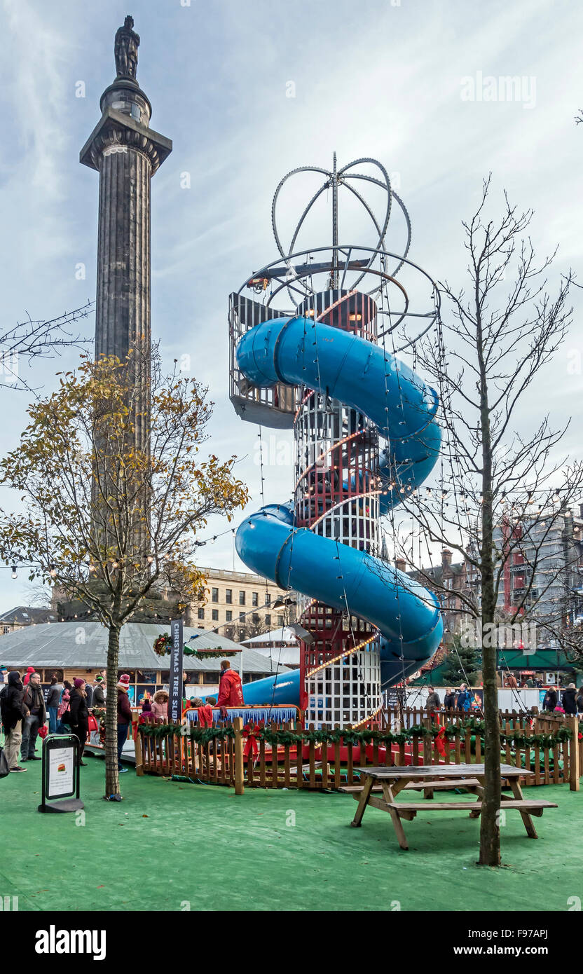 Marché de Noël à Saint Andrews Square Edinburgh Scotland 2015 avec arbre de Noël faites glisser et Melville Monument situé sur l'arrière-plan Banque D'Images