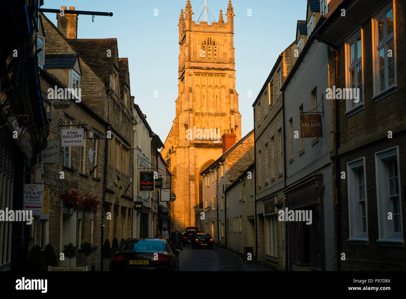 L'église de Saint-Jean-Baptiste , église paroissiale dans l'Église d'Angleterre à Cirencester, vu le bas BlackJack lane au crépuscule. Le Gloucestershire, Angleterre, RU Banque D'Images
