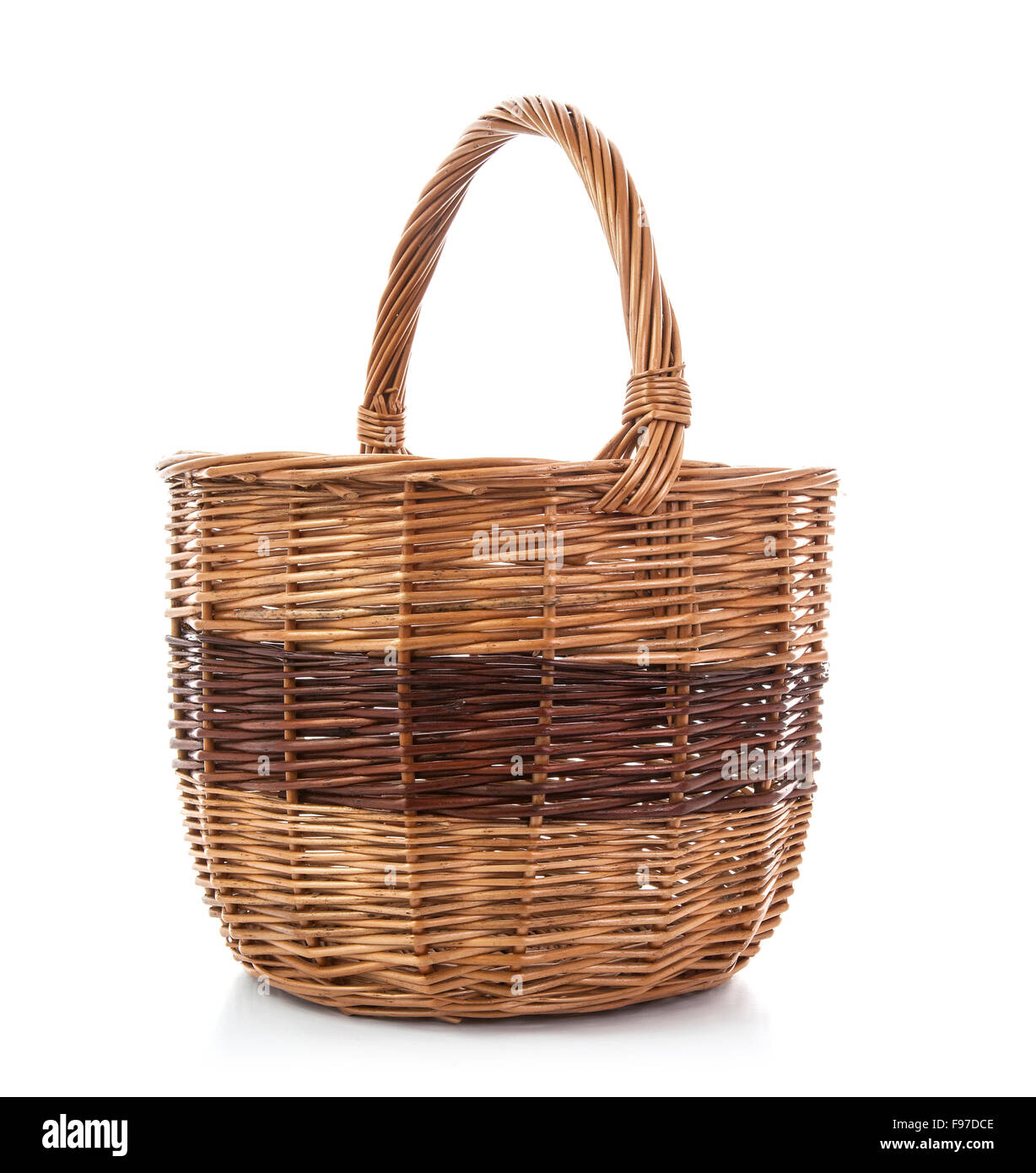 Panier en osier marron, isolé sur fond blanc Banque D'Images