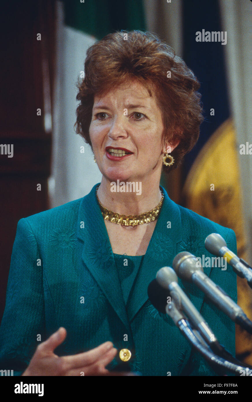 Washington, DC., USA. 14 juin 1996 Président de l'Irlande Mary Robinson s'exprimant au cours de la matinée 'Newsmakers" au National Press Club, à Washington, DC. Marie Thérèse Paul Robinson a été le septième, et première femme, présidente de l'Irlande de 1990 à 1997, et le Haut Commissaire des Nations Unies pour les droits de l'homme, de 1997 à 2002. Credit : Mark Reinstein Banque D'Images