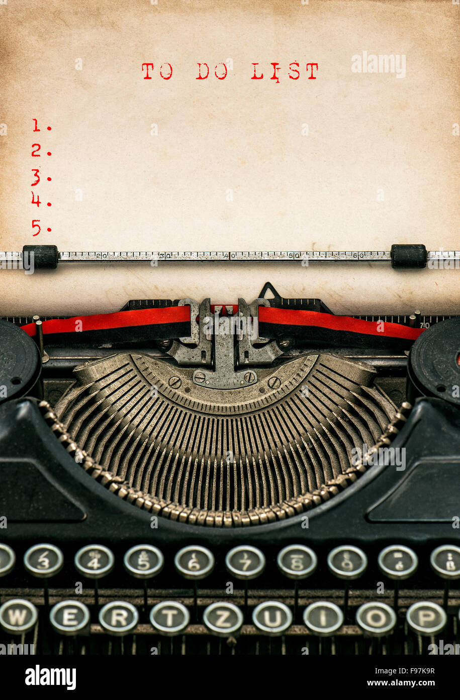 Machine à écrire antique avec texture de feuille de papier. Concept d'affaires pour faire la liste Banque D'Images