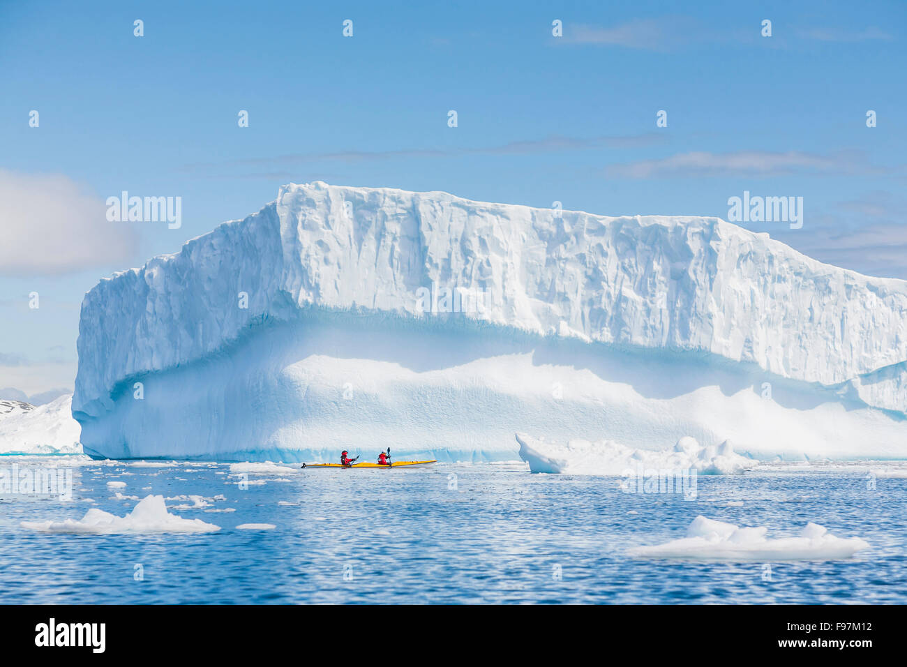 Les pagayeurs en chambre double kayak de mer, Cierva Cove, péninsule Antarctique, l'Antarctique. Banque D'Images