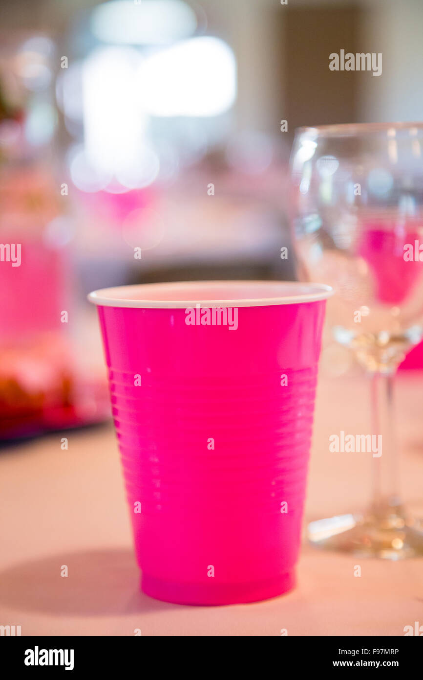 Tasse rose vif à une réception de mariage pour les invités à utiliser au bar s'ils commander de la bière. Banque D'Images