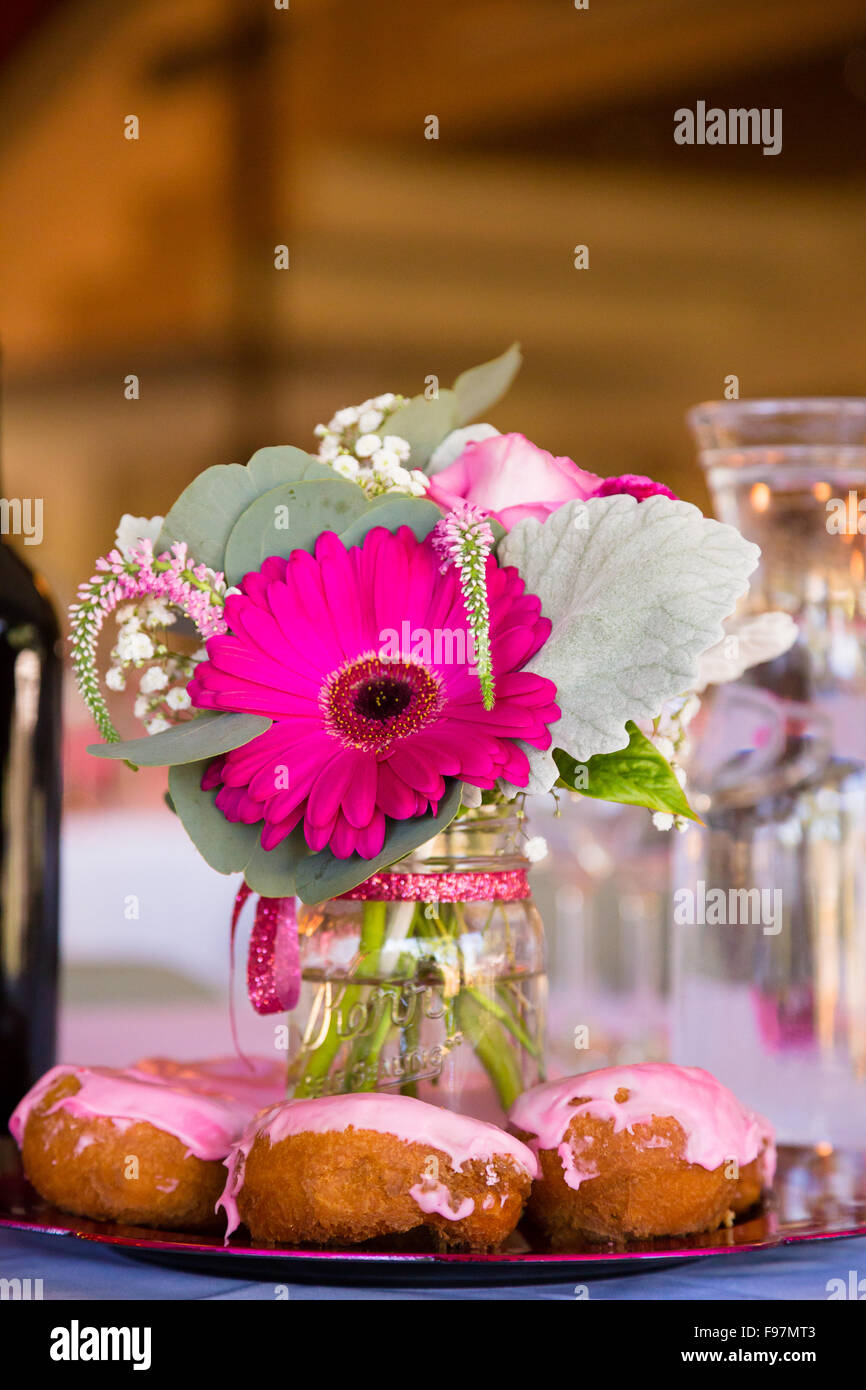 Décoration de réception de mariage à ce comprend des fleurs roses dans des pots Mason. Banque D'Images