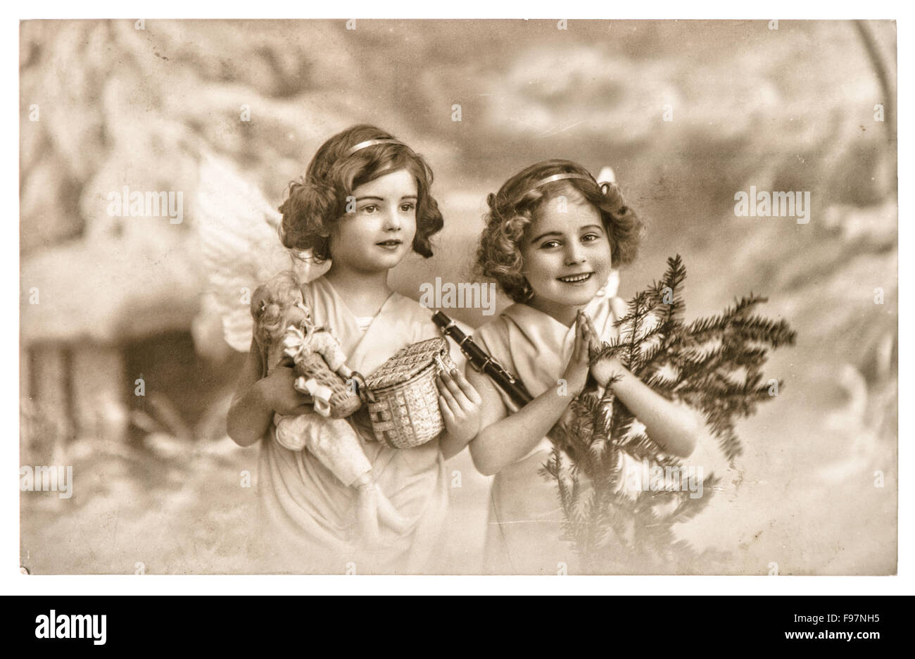 Angel les filles avec des ailes blanches, les jouets et l'arbre de Noël. Vintage Photo avec grain de film original et flou Banque D'Images