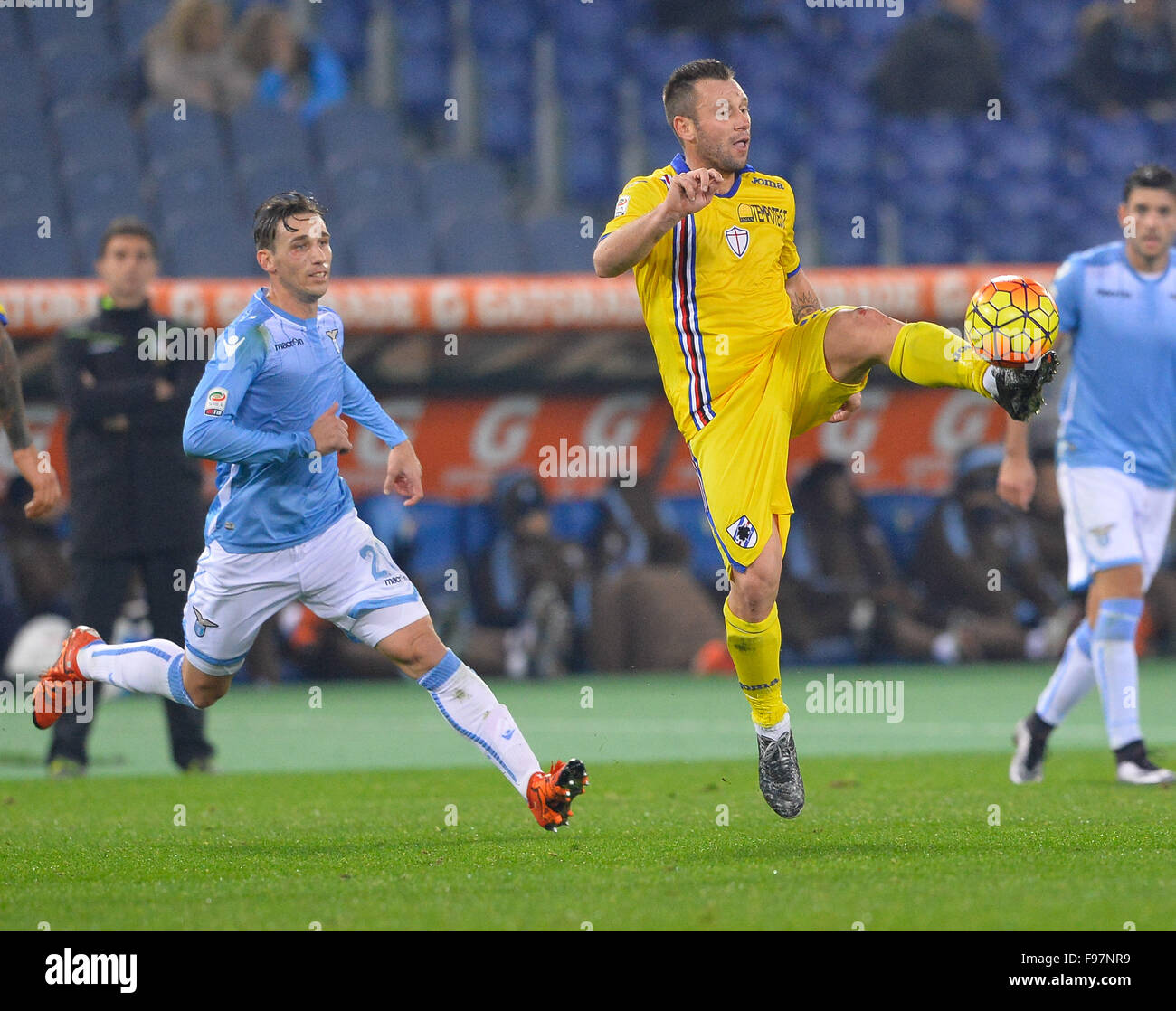 Rome, Italie. 14 Décembre, 2015. Au cours de la Serie A italienne football match S.S. Lazio vs U.C. La Sampdoria au Stade olympique de Rome, le 14 décembre 2015. Banque D'Images Rome, Italie. 14 Décembre, 2015. Au cours de la Serie A italienne football match S.S. Lazio vs U.C. La Sampdoria au Stade olympique de Rome, le 14 décembre 2015. Banque D'Images