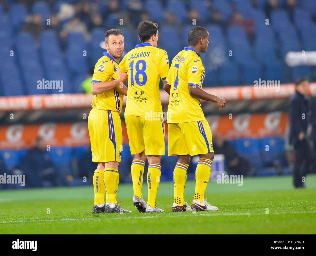 Rome, Italie. 14 Décembre, 2015. Au cours de la Serie A italienne football match S.S. Lazio vs U.C. La Sampdoria au Stade olympique de Rome, le 14 décembre 2015. Banque D'Images Rome, Italie. 14 Décembre, 2015. Au cours de la Serie A italienne football match S.S. Lazio vs U.C. La Sampdoria au Stade olympique de Rome, le 14 décembre 2015. Banque D'Images