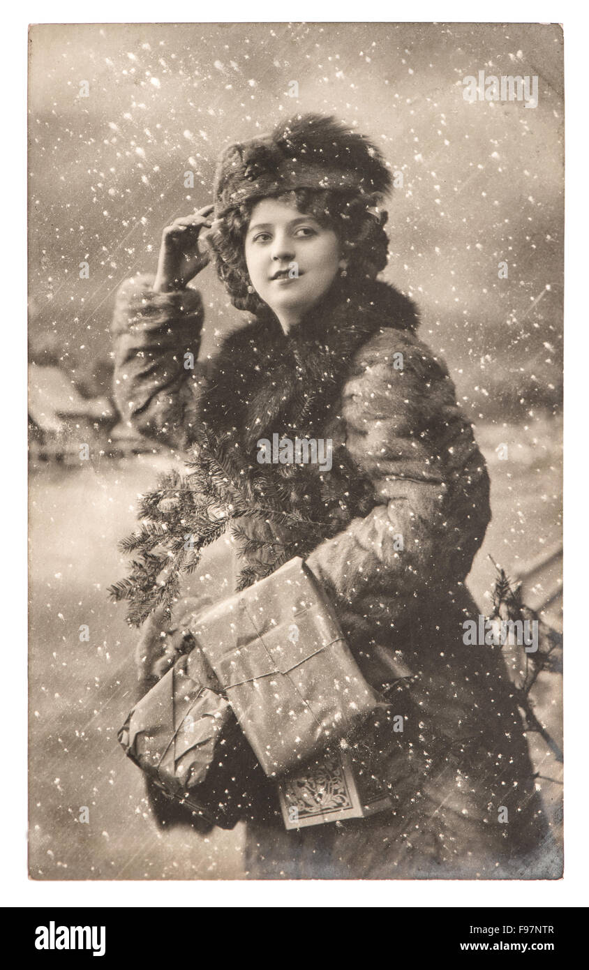 Jeune femme avec l'arbre de Noël et des cadeaux. Vintage Photo avec grain de film original et flou Banque D'Images