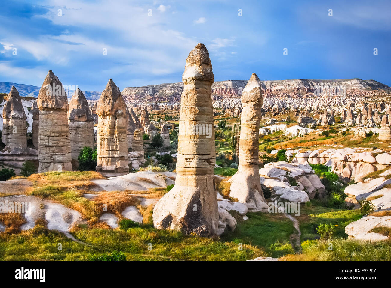 Cappadoce, Turquie. Incroyable et la vallée de l'amour idyllique dans le parc naturel, monument de Goreme avec cheminée de fée Banque D'Images