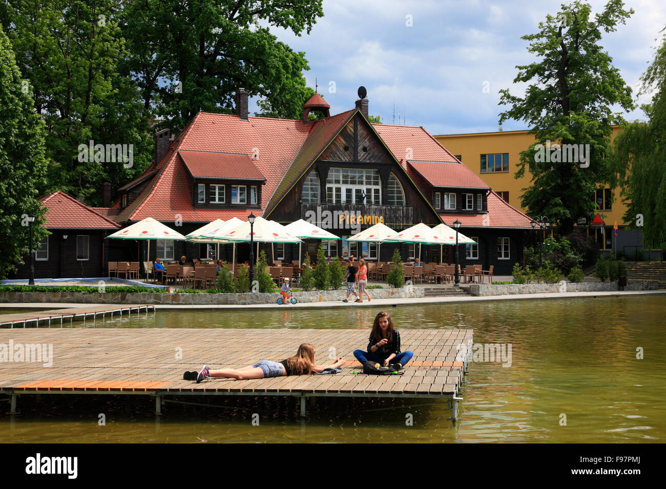 Dans l'ancien restaurant PIRAMIDA Domek Lodowy (glace) à l'étang du château, Opole, Silésie, Pologne Banque D'Images