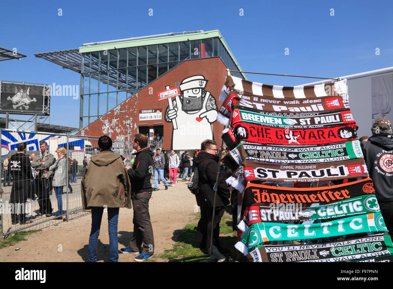 Vente de foulards de football du FC St Pauli football club au stade Millerntor, St.Pauli, Hambourg, Allemagne, Europe Banque D'Images