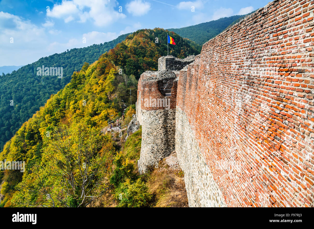 La forteresse de Poenari, Roumanie, ruines du château de Vlad Tepes, prince de Valachie médiévale à Fagaras Mountains, la crête des Carpates. Banque D'Images