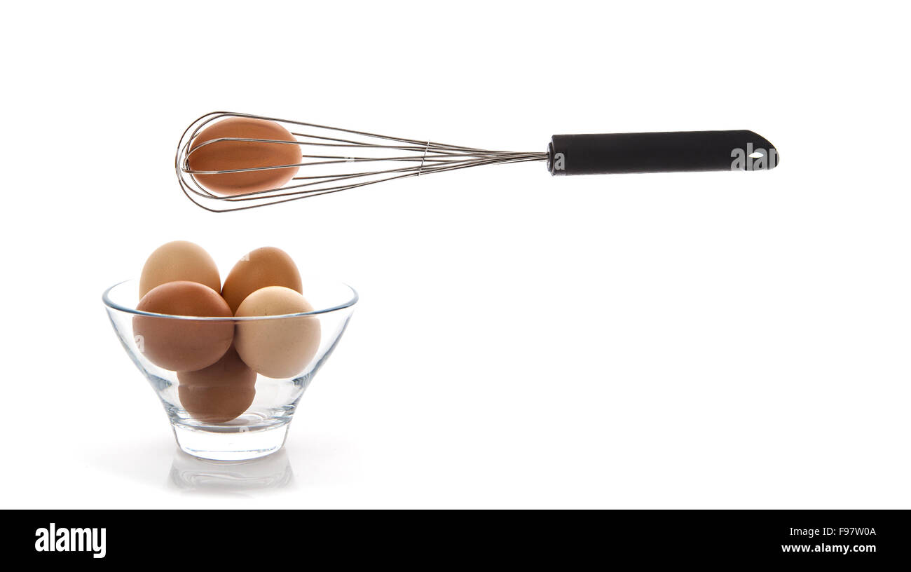 Bol d'oeufs frais et fouetter sur fond blanc Banque D'Images