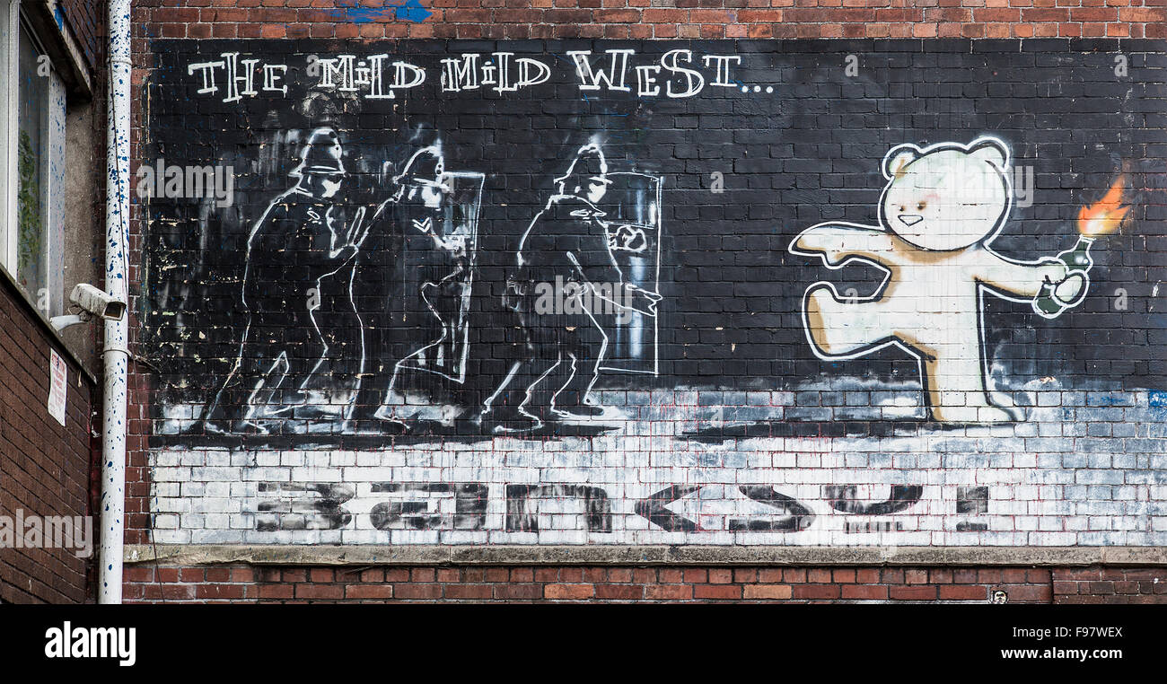 Célèbre pièce Banksy doux doux à l'Ouest sur un mur de brique dans le centre-ville de Bristol Banque D'Images