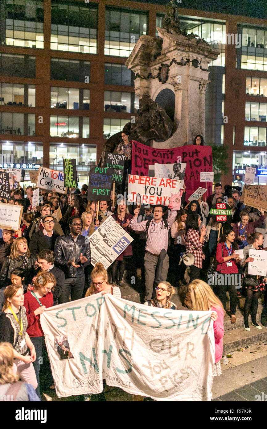 Les médecins en protestation à Manchester contre les changements proposés à leur contrat Banque D'Images