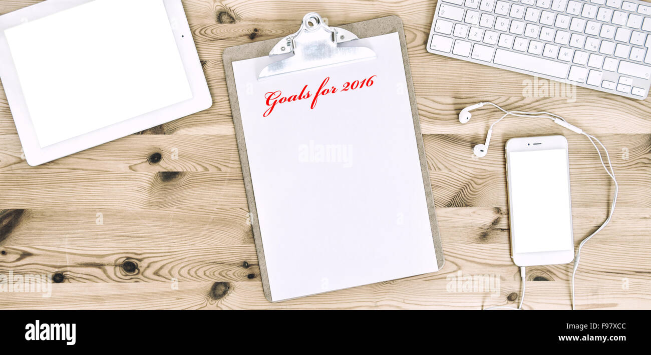 Travail de bureau avec des presse-papiers, papier, clavier, pavé tactile, téléphone. Bureau d'affaires avec l'exemple de texte Objectifs pour 2016 Banque D'Images