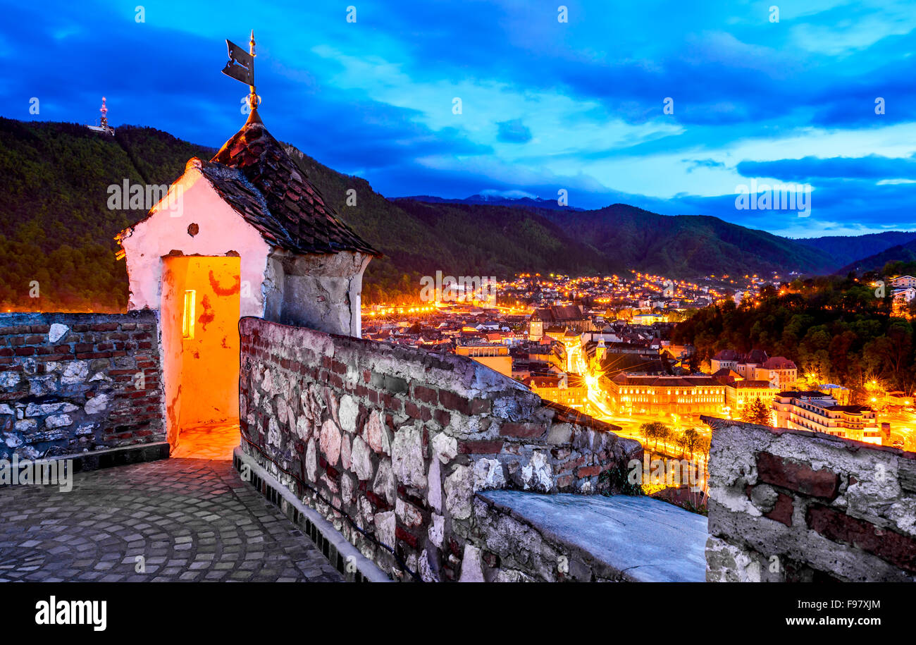 Brasov, Roumanie. Vue aérienne de la ville médiévale de Transylvanie avec la montagne Tampa et vieux centre-ville de plus de forteresse perchée. Banque D'Images