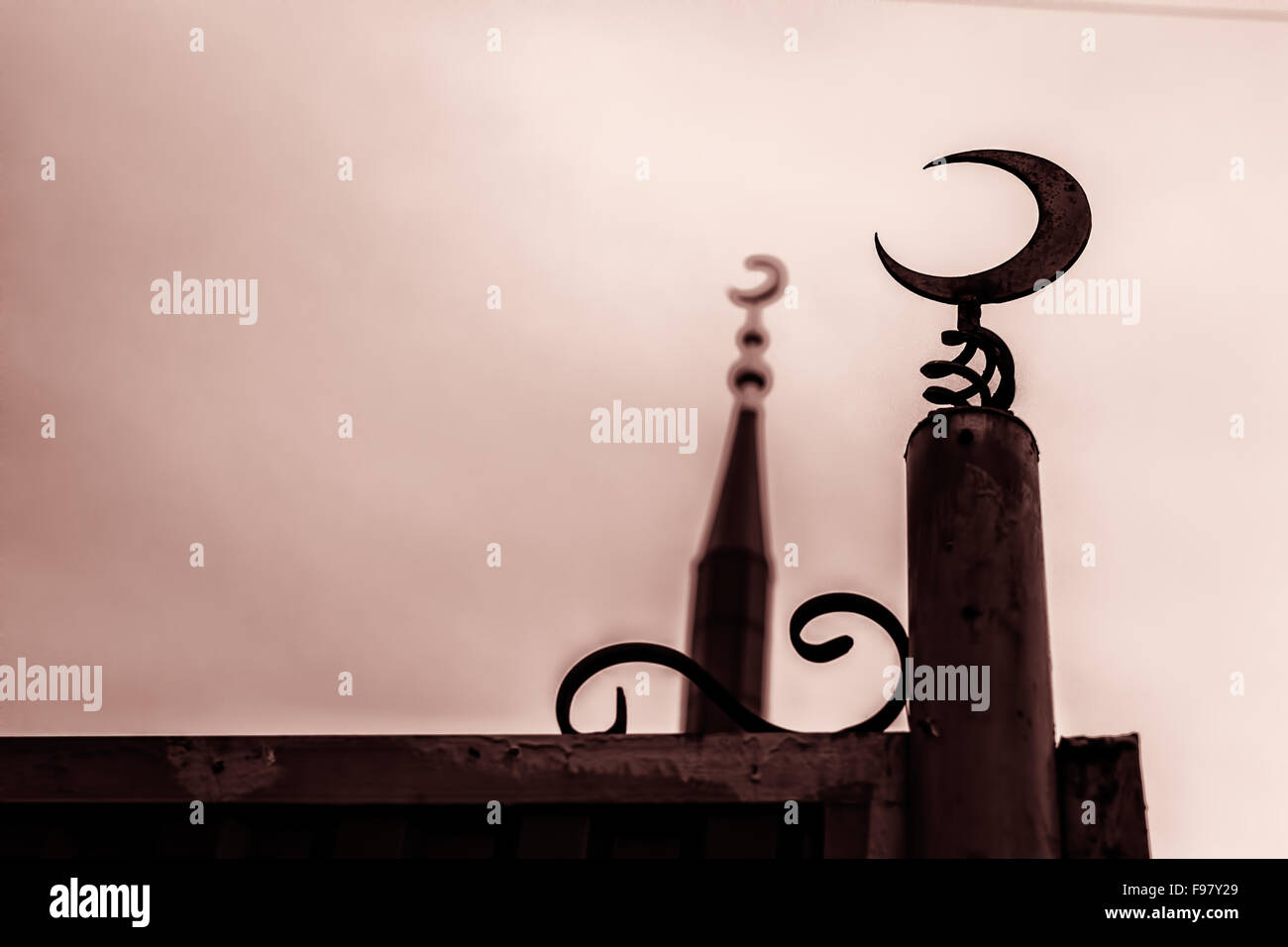 Deux symboles du croissant islamique, qui représente les musulmans du monde entier, se détachent d'un ciel blanc. Banque D'Images