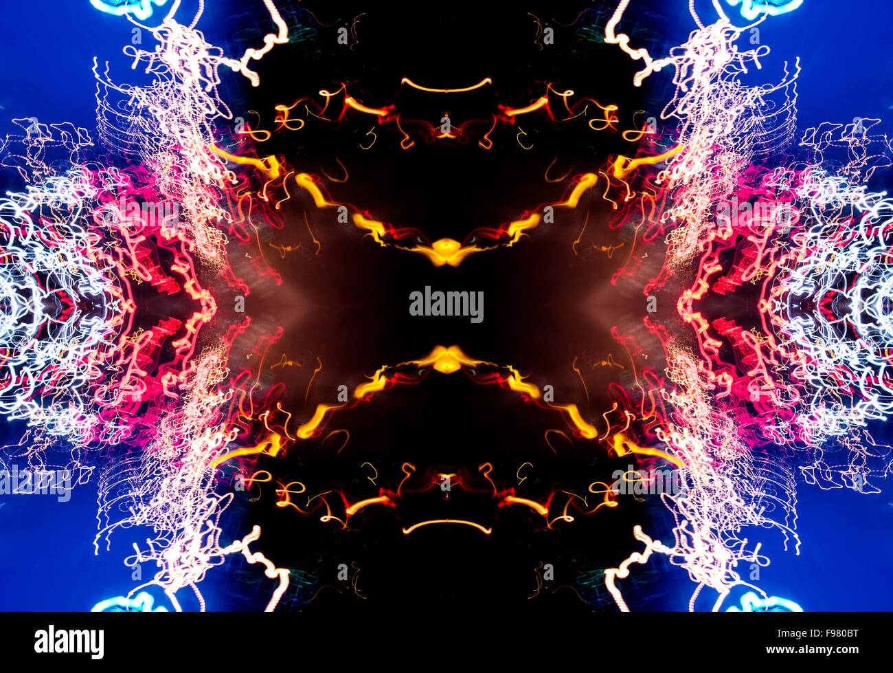 Néons forment une toile abstraite image comme ils fusionnent et entrent en collision contre un noir comme arrière-plan, l multicolore Banque D'Images