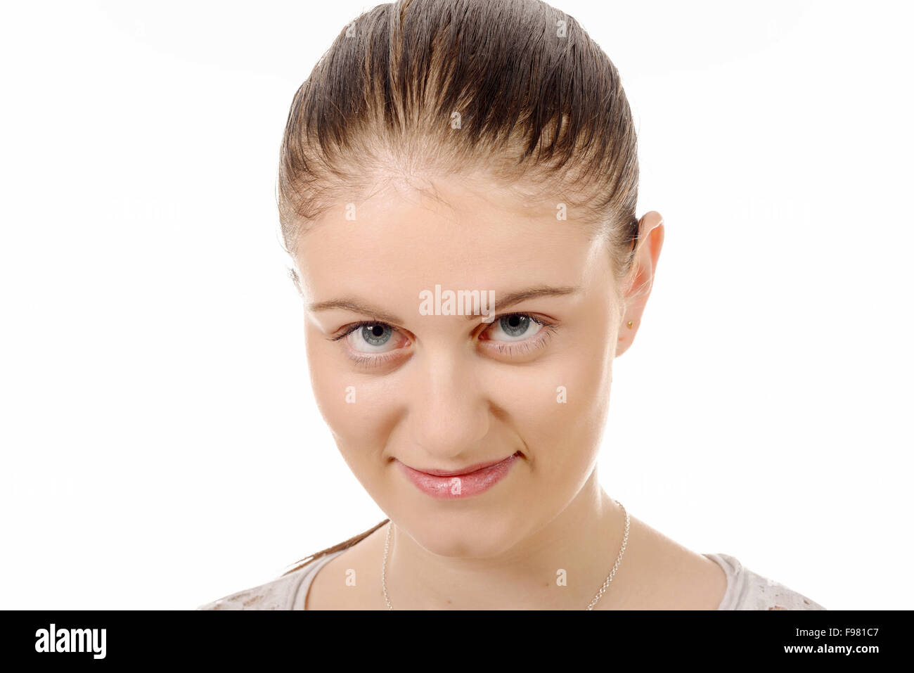 Une jeune femme avec cheveux attaché isolé sur fond blanc Banque D'Images