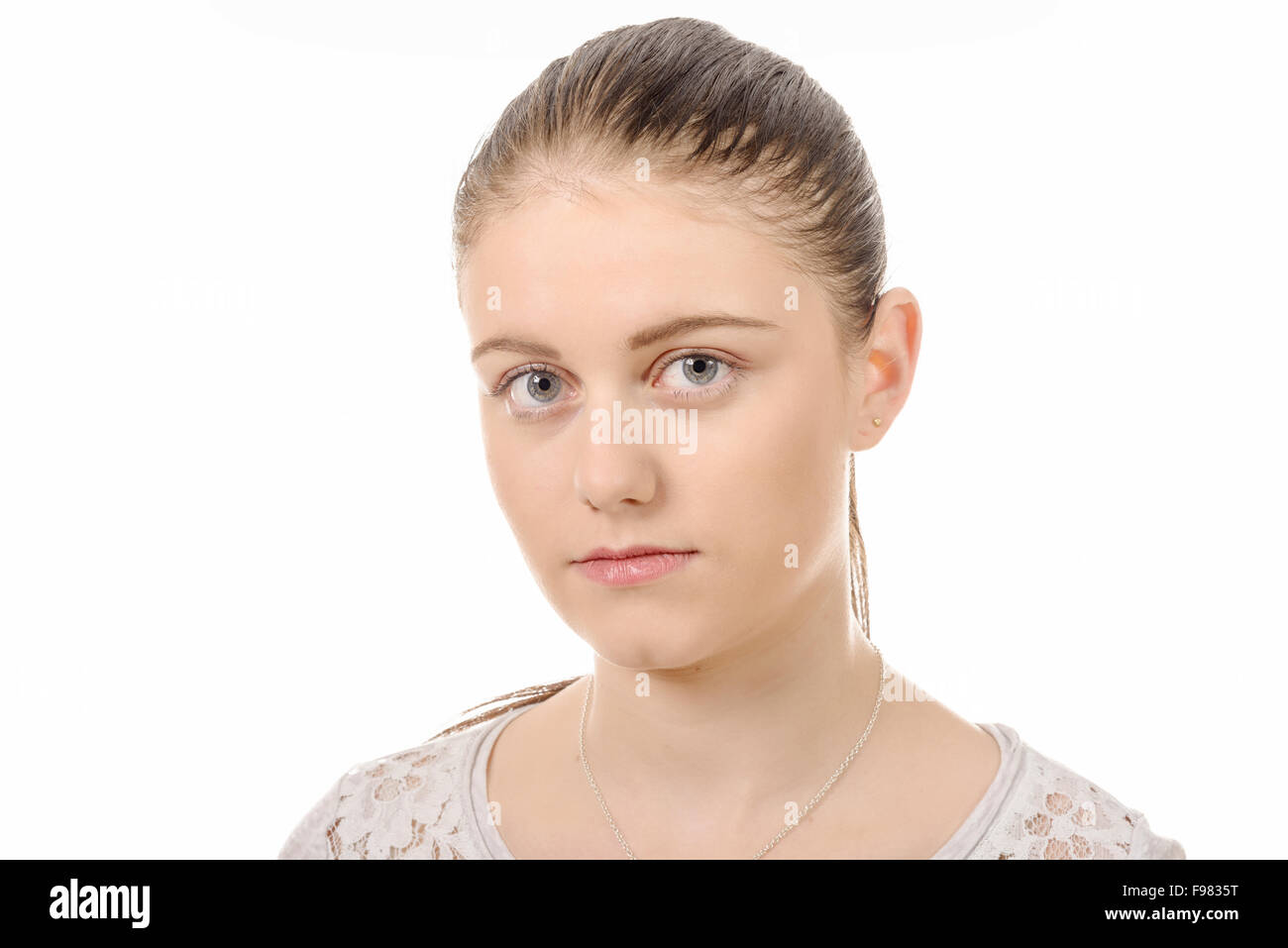 Une jeune femme avec cheveux attaché isolé sur fond blanc Banque D'Images