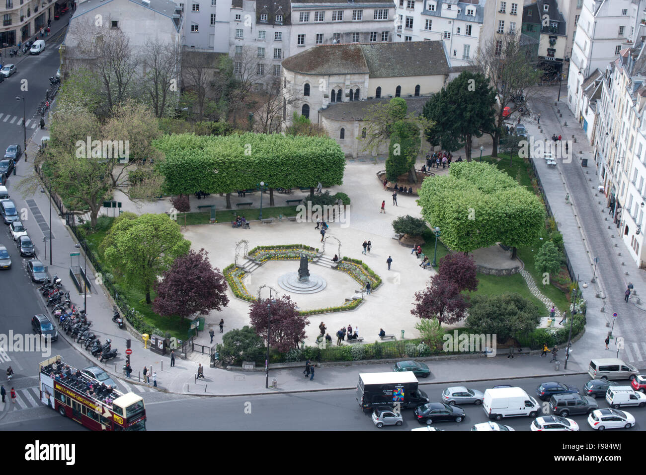 Photographie du parc en face de la Cathédrale Notre Dame prise depuis le sommet de la Cathédrale Notre Dame de Paris France. Banque D'Images