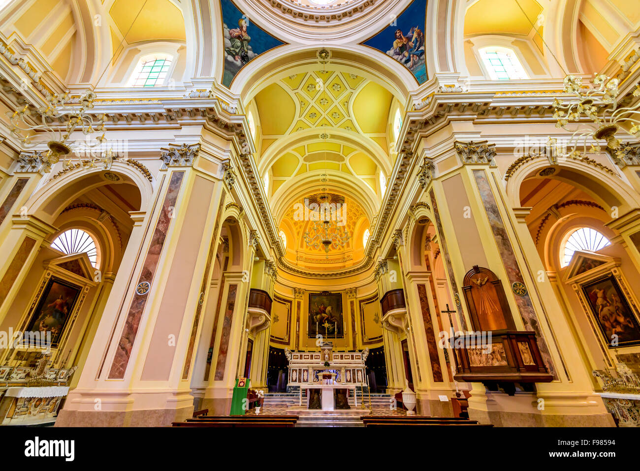 Bari, Pouilles. L'intérieur baroque de l'Église mère, le martyr de saint George. Banque D'Images