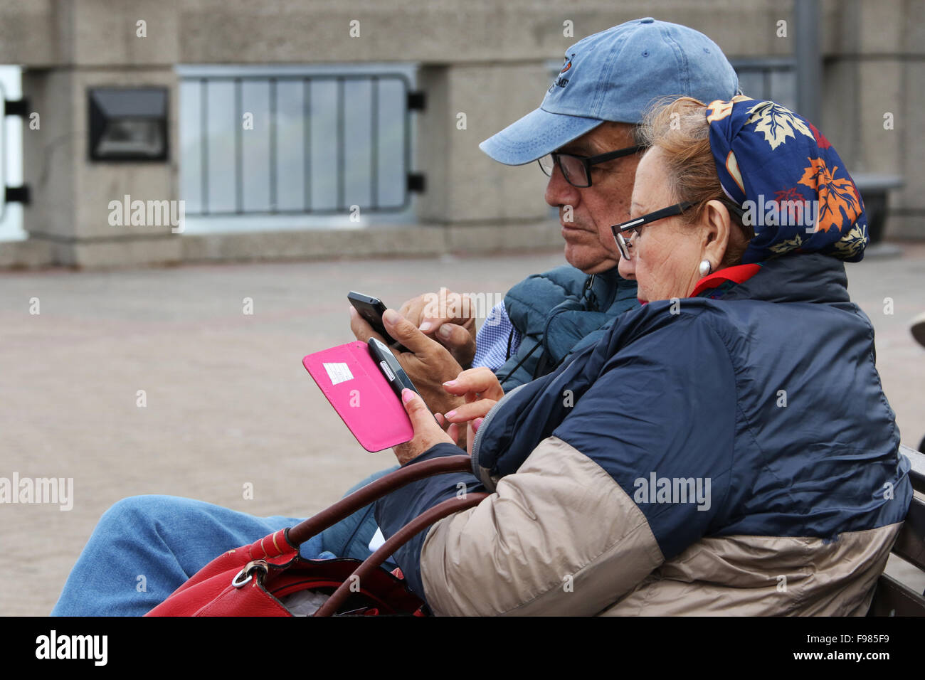 Couple de personnes âgées dans les chutes et de contrôler leur téléphone cellulaire. Horseshoe Falls. Vue des chutes du Niagara, Ontario, Canada. Banque D'Images