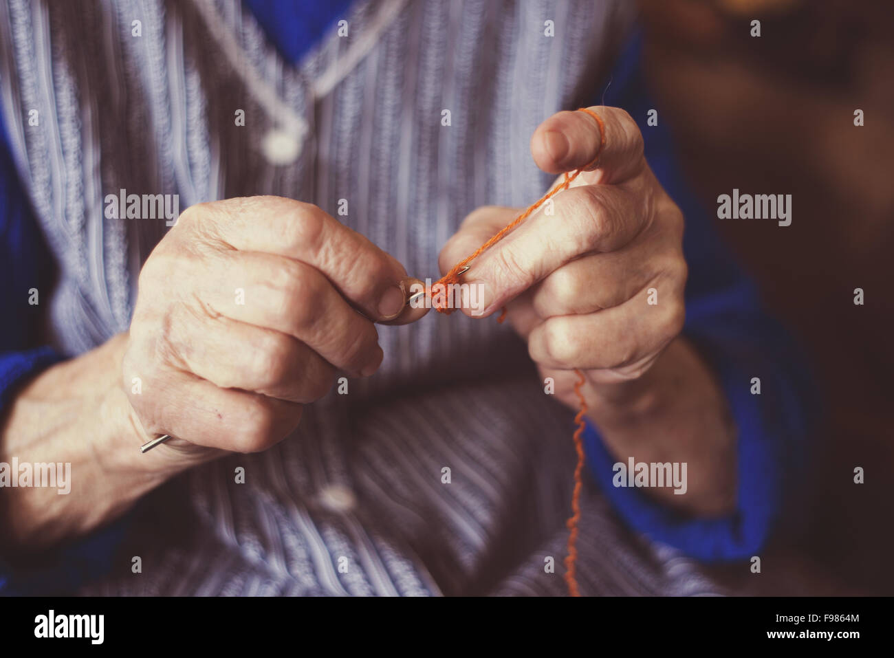 Mains de senior woman knitting avec de la laine et des aiguilles à tricoter Banque D'Images