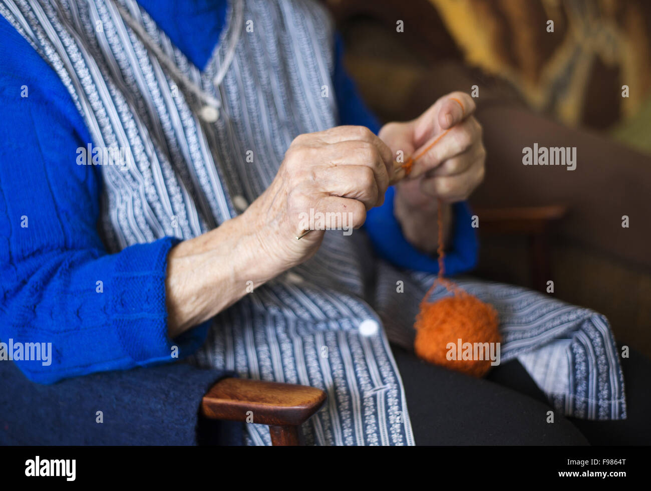 Mains de senior woman knitting avec de la laine et des aiguilles à tricoter Banque D'Images