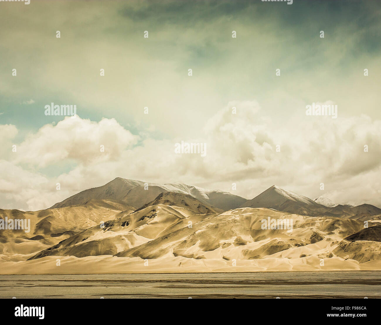Montagnes du désert d'Asie centrale Banque D'Images