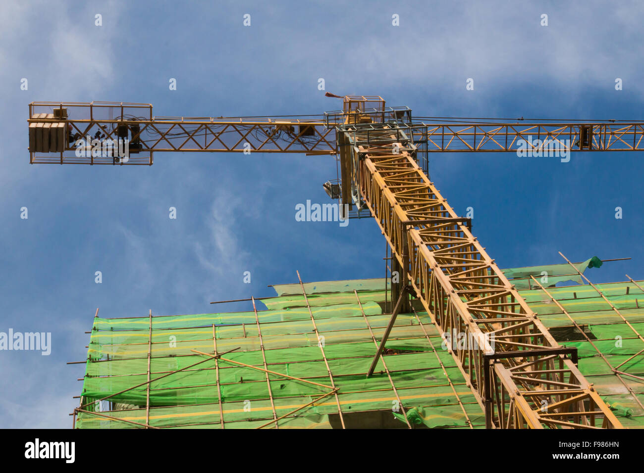 En face de la grue de chantier et ciel bleu en Chine Banque D'Images