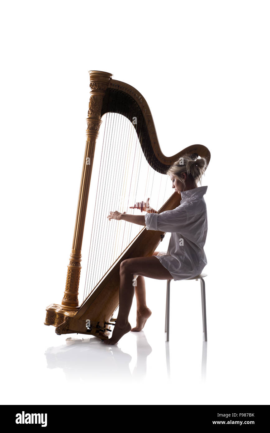 Silhouette de femme jouant de la harpe, isolé sur fond blanc Banque D'Images