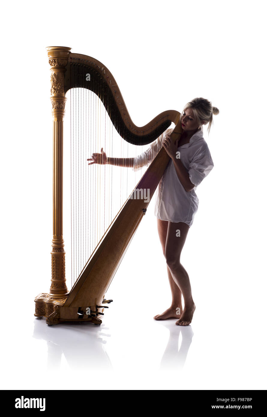 Silhouette de femme jouant de la harpe, isolé sur fond blanc Banque D'Images