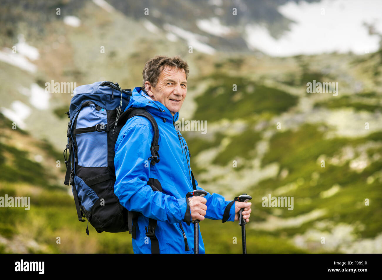 Tourisme Senior homme randonnée dans les belles montagnes Banque D'Images