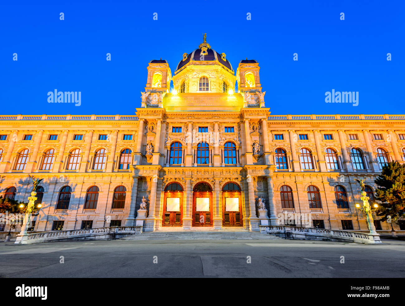 Vienne, Autriche. Belle vue sur célèbre Naturhistorisches Museum (Musée d'Histoire Naturelle) avec parc Maria-Theresien-Platz. Banque D'Images