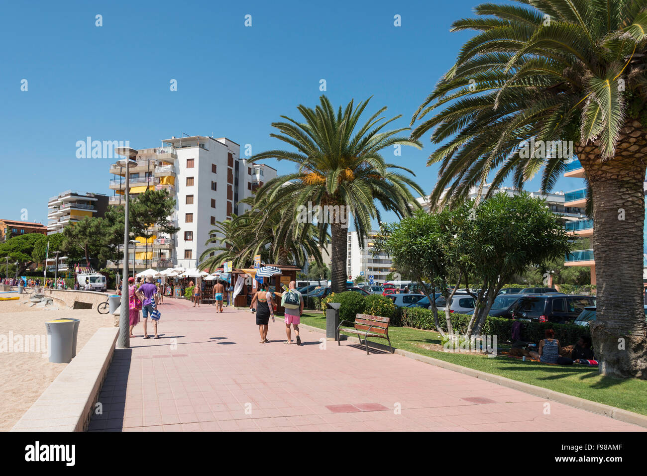 Plage et de la promenade vue, Platja de Fenals, Lloret de Mar, Costa Brava, province de Gérone, Catalogne, Espagne Banque D'Images