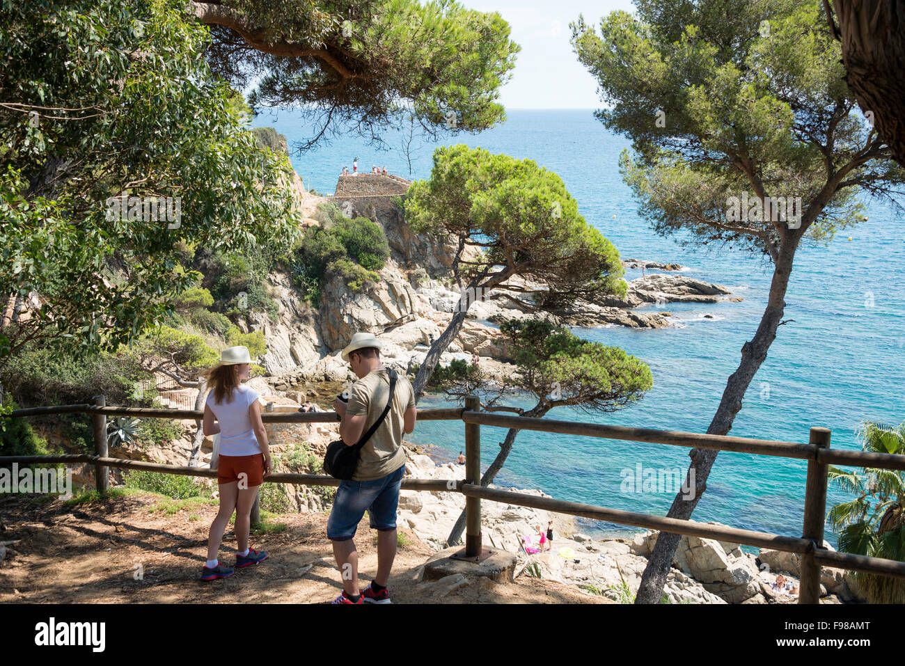 Vue côtière par Monument à la femme de pêcheur, Lloret de Mar, Costa Brava, province de Gérone, Catalogne, Espagne Banque D'Images