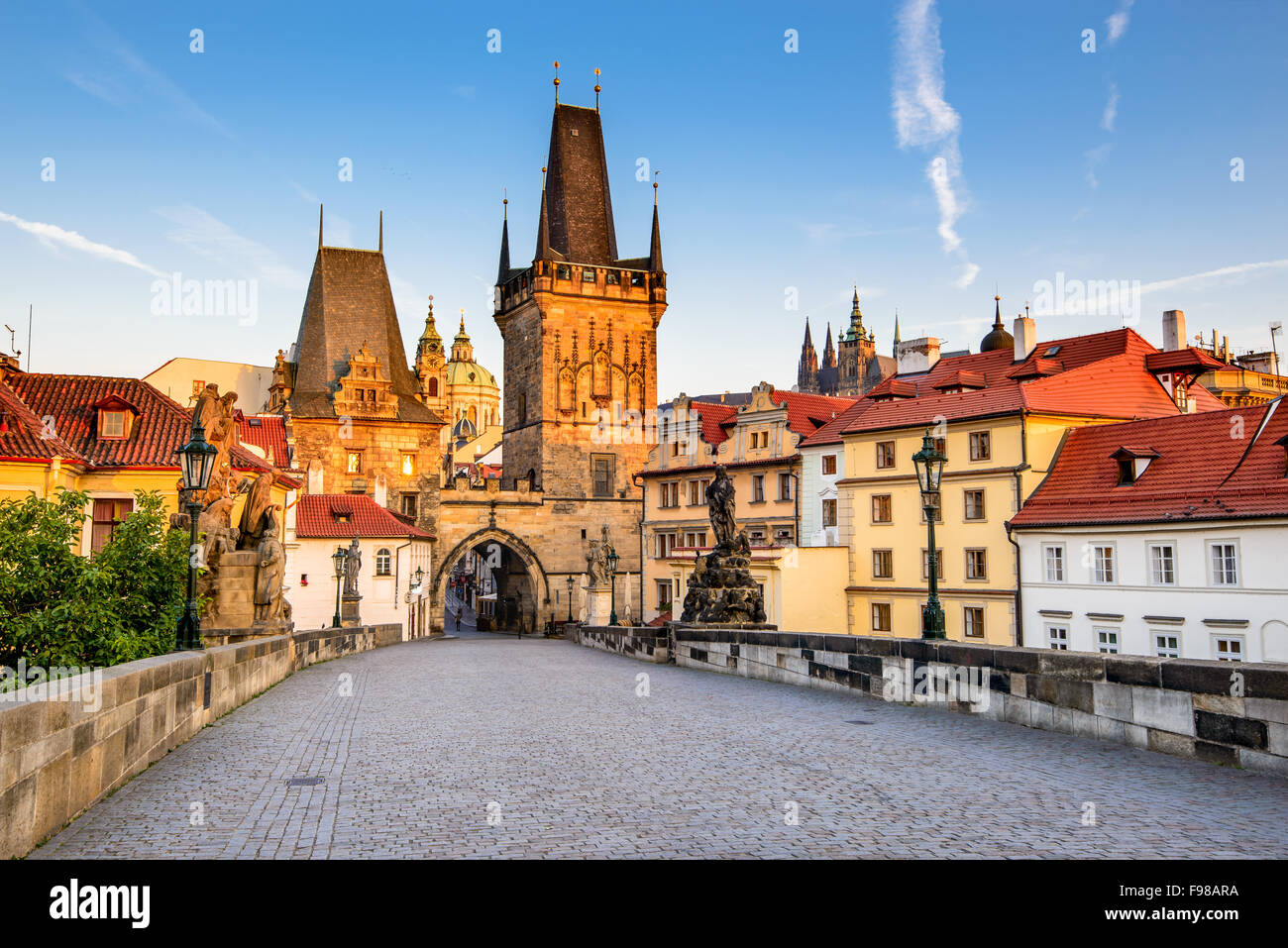 Prague, République tchèque. Le Pont Charles avec sa statuette, Tour du pont de la vieille ville et la tour du pont Judith. Banque D'Images