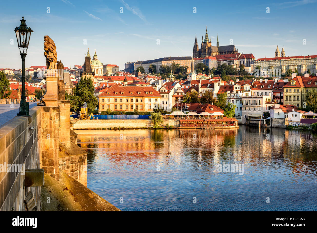 La Bohême, Prague, République tchèque. Hradcany est le château de Prague avec les églises, les chapelles, les salles et tours. Banque D'Images