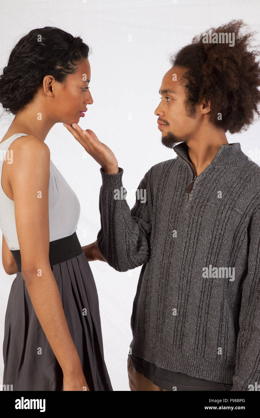Cute Black couple comme amants, montrer de l'affection Banque D'Images