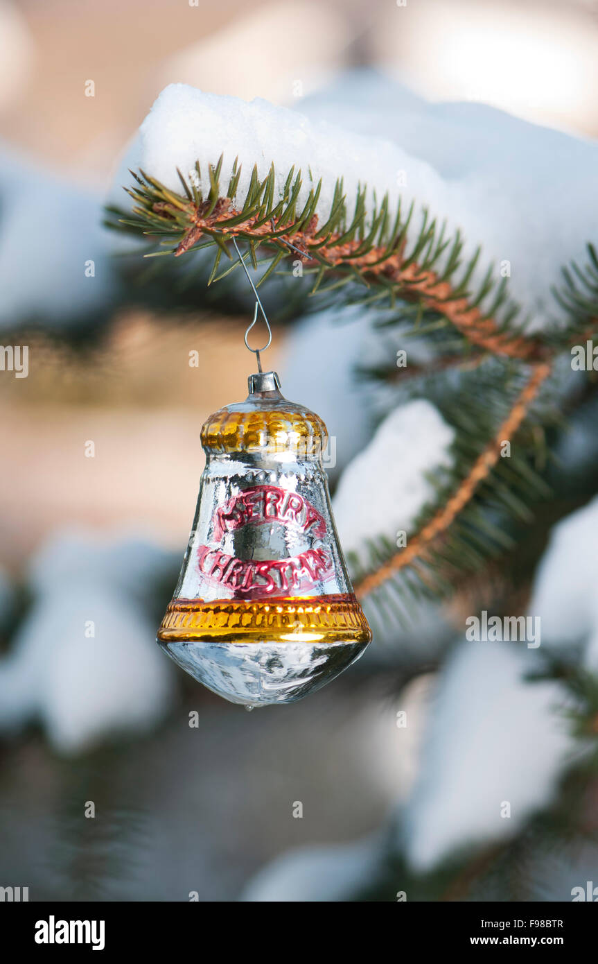 Boule de Noël sur un sapin avec de la neige en plein air Banque D'Images Boule de Noël sur un sapin avec de la neige en plein air Banque D'Images