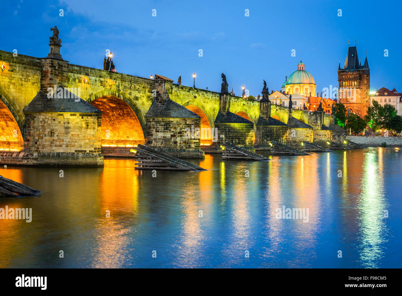 Prague, République tchèque. Le Pont Charles et Mala Strana tours, avec le Château de Prague (Hrad) en arrière-plan l'image du crépuscule de la Bohême Banque D'Images