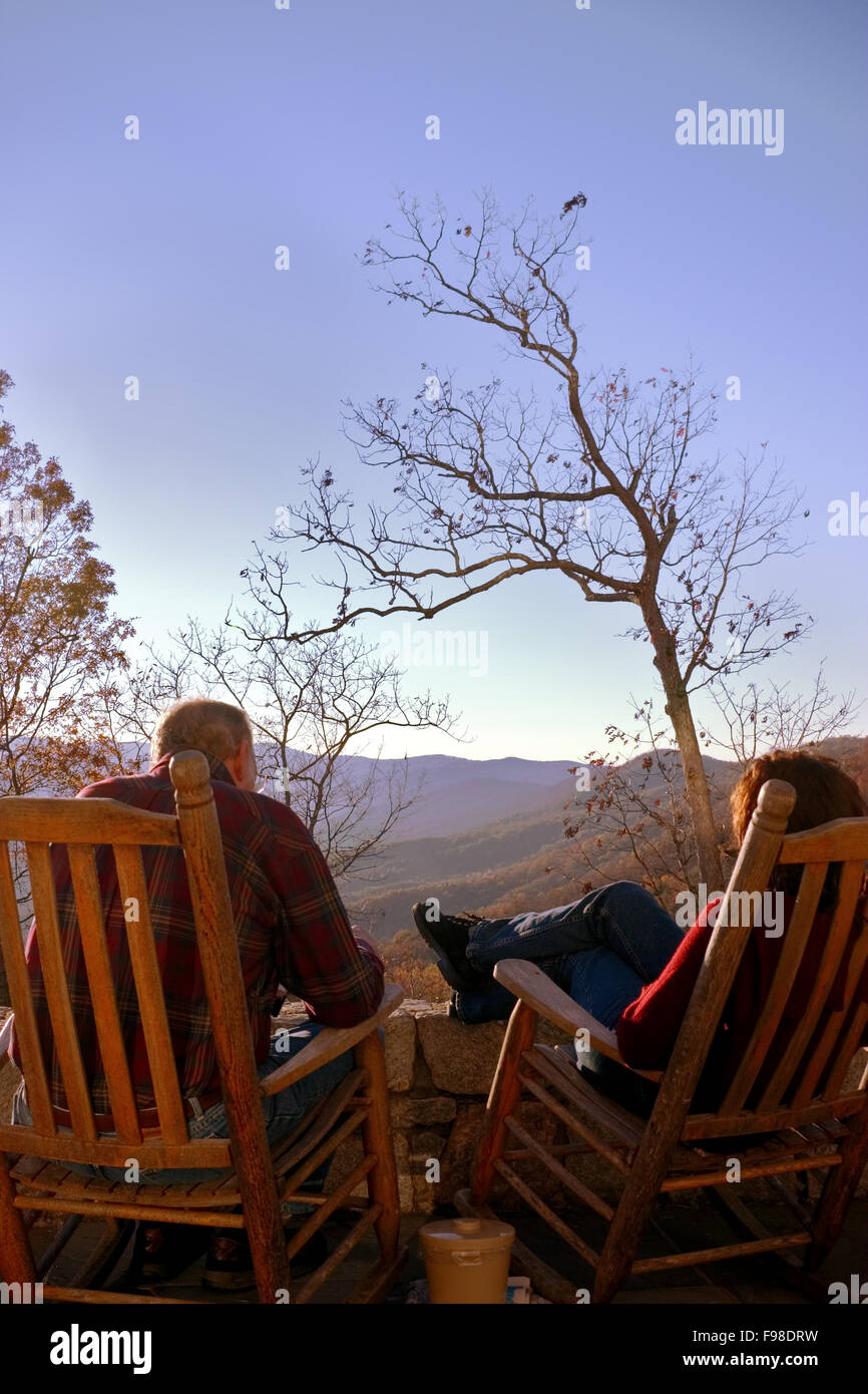 Profitant d'une vue sur le Nord de la Géorgie Blue Ridge Mountains à partir d'une chaise berçante porche à Amicalola Falls State Park. Banque D'Images