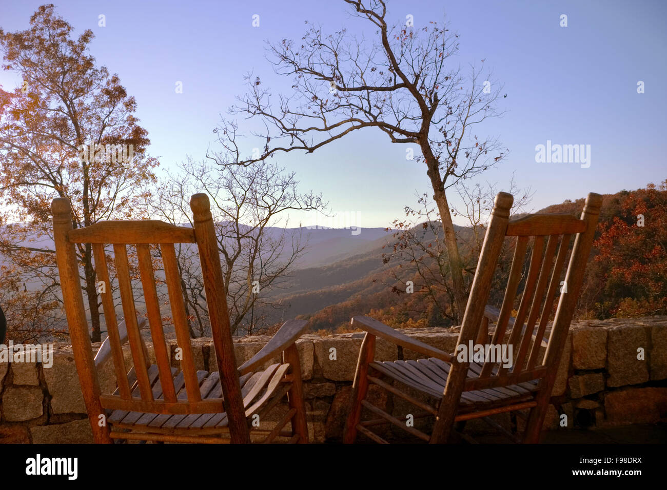 Une vue panoramique sur le Nord de la Géorgie montagnes Blue Ridge et le porche des chaises à bascule à Amicalola Falls State Park. Banque D'Images