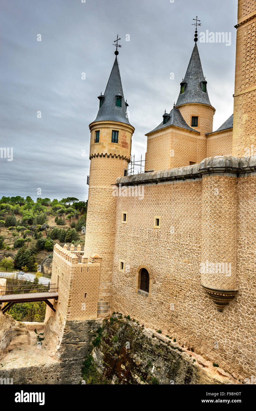 Segovia, Espagne. Le célèbre Alcazar de Ségovie, sur un piton rocheux, construit en 1120. Castilla y Leon. Banque D'Images