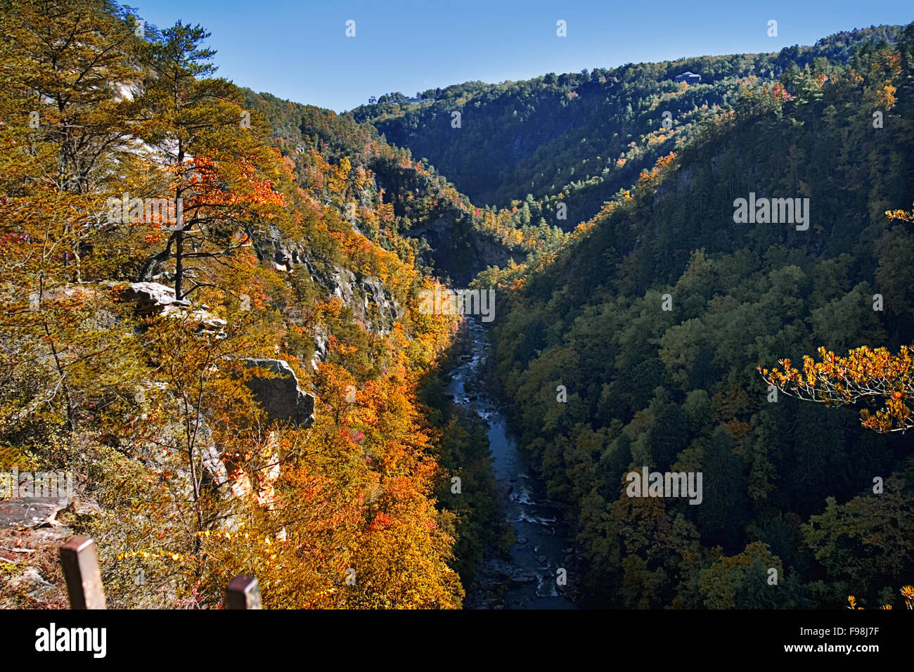 La rivière de Tallulah sculpte son chemin à travers Parc national des Gorges de Tallulah dans le Nord de la Géorgie. Banque D'Images