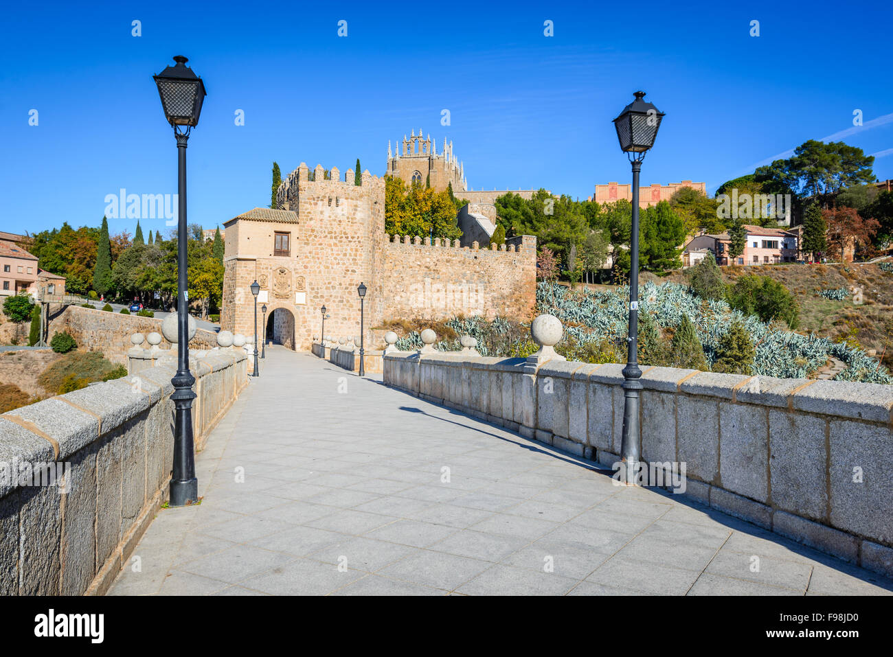 Toledo, Espagne. Puente de San Martin est un pont médiéval sur la rivière Tajo à Tolède, en Espagne. Banque D'Images
