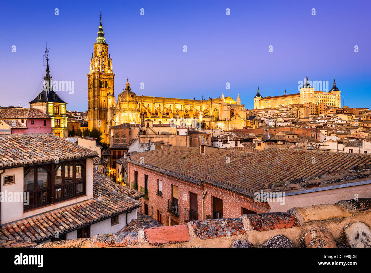 Toledo, Espagne. Voir l'ancienne ville de crépuscule Toledo en Castilla la Mancha avec Santa Iglesia Catedral et Alcazar. Banque D'Images